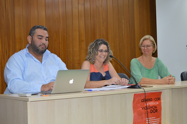 Professora Fabiane Costa Oliveira (ao centro) durante exposição de propostas momentos antes da votação, no dia 3